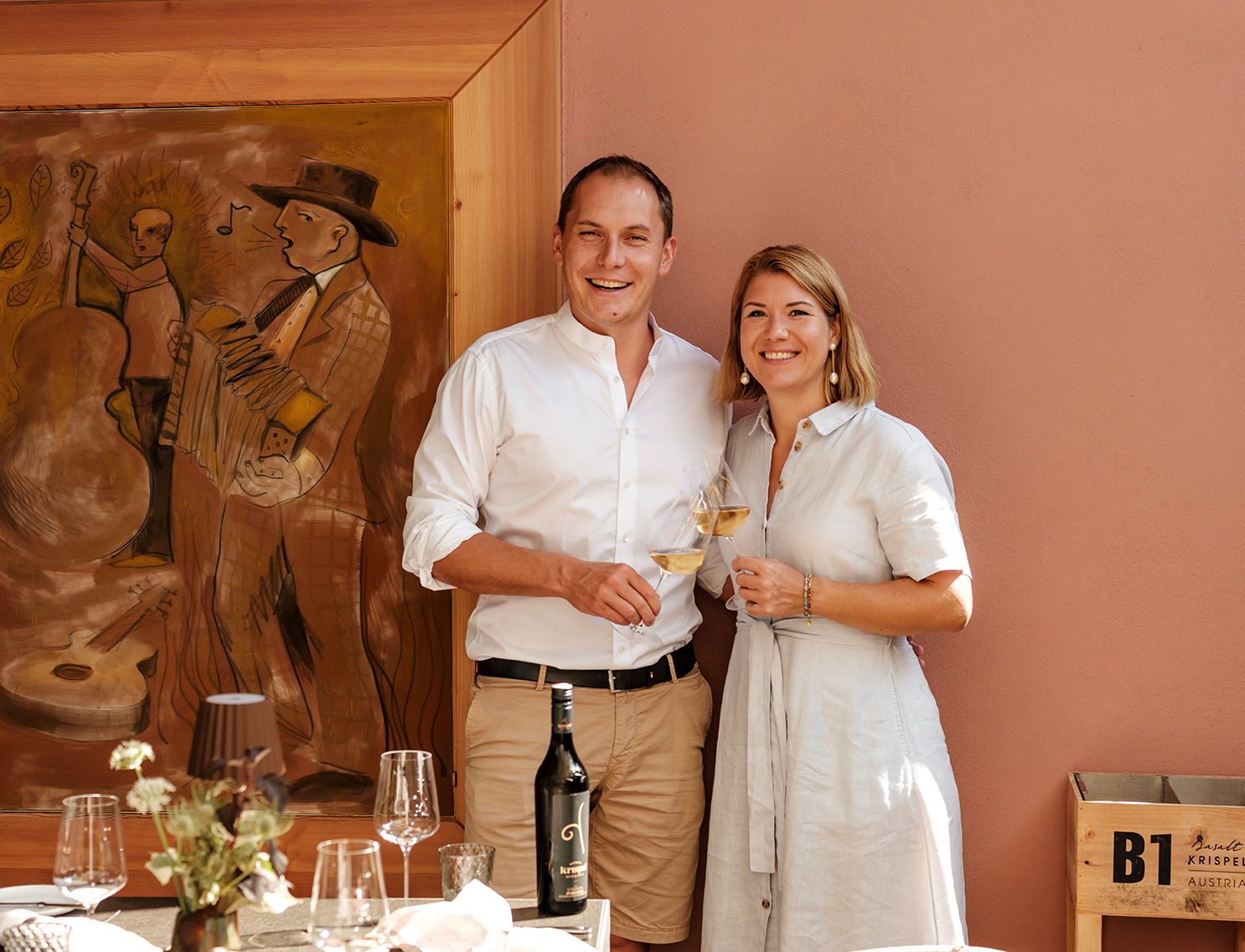 Julia und Stefan Krispel im Genussgut beim Anstoßen.